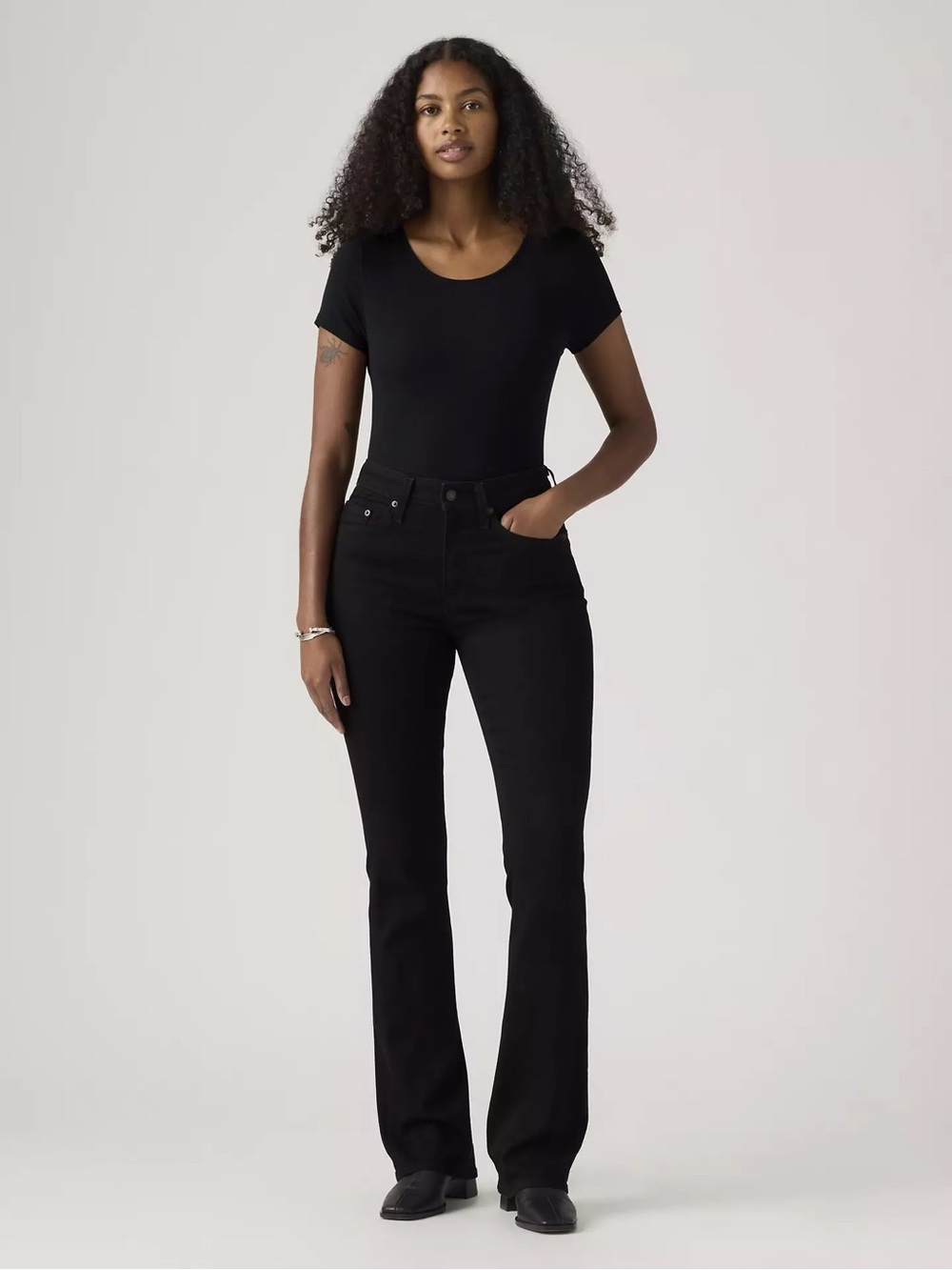 Levi’s 725 black high rise boot cut jean. Size: 29w/34l - Picture 3 of 10
